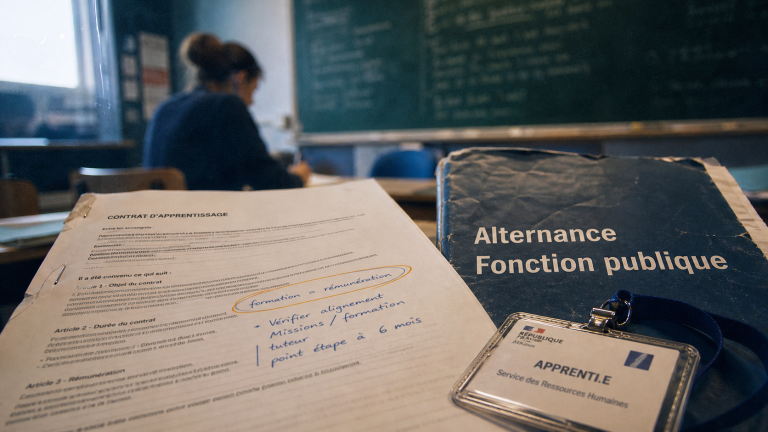 Alternance dans la fonction publique : contrat d’apprentissage et salle de cours